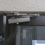 立川市 ドアクローザー交換の作業写真