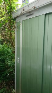 八王子市 スチール製物置の鍵なし作成の作業写真1