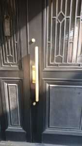 福生市 玄関ドアラッチ故障の作業写真1