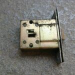 福生市 玄関ドアラッチ故障の作業写真3