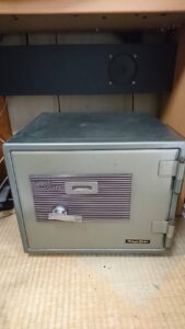 小金井市 家庭用マグネット式金庫の解錠依頼の作業写真1