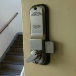 多摩市 デジタルロックの交換の作業写真1