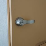 立川市 玄関錠前交換の作業写真2
