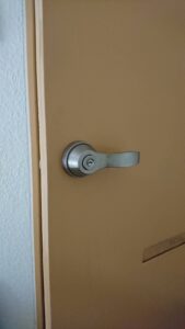 立川市 玄関錠前交換の作業写真2