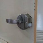 立川市 玄関錠前交換の作業写真3