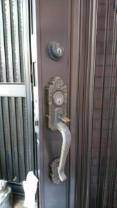 東大和市 錠前故障による交換依頼の作業写真1
