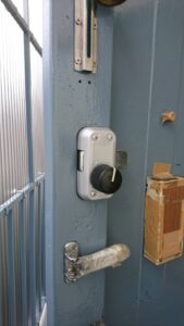 昭島市 補助錠新規取り付けの作業写真2