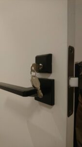 東大和市 室内錠新規取り付けの作業写真4