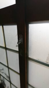 府中市 玄関鍵取り付けの作業写真2