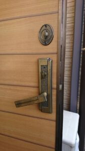 多摩市 トステム クリエラ玄関錠前交換の作業写真1