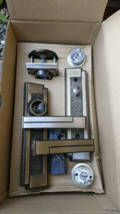 多摩市 トステム クリエラ玄関錠前交換の作業写真2