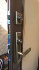 多摩市 トステム クリエラ玄関錠前交換の作業写真3