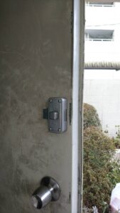 八王子市 変電設備室に鍵の作業写真2