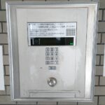 福生市 マンション エントランス共用部 鍵交換の作業写真1