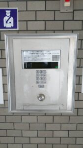 福生市 マンション エントランス共用部 鍵交換の作業写真1