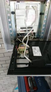 福生市 マンション エントランス共用部 鍵交換の作業写真2