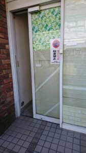 小平市 店舗自動ドアの鍵交換の作業写真1
