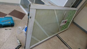 小平市 店舗自動ドアの鍵交換の作業写真2