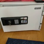 八王子市 テンキー式金庫解錠の作業写真1