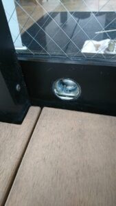 昭島市 自動ドア鍵修理の作業写真2