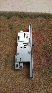 福生市 錠前部品交換の作業写真2