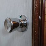 青梅市 トイレ錠故障交換の作業写真1
