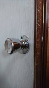 青梅市 トイレ錠故障交換の作業写真1