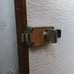 青梅市 トイレ錠故障交換の作業写真2