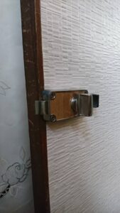 青梅市 トイレ錠故障交換の作業写真2