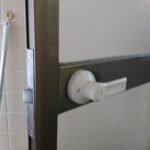 あきる野市 浴室錠故障解錠交換の作業写真1