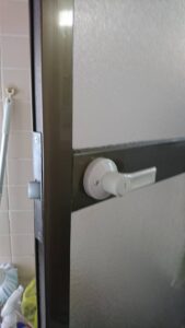 あきる野市 浴室錠故障解錠交換の作業写真1
