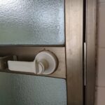 あきる野市 浴室錠故障解錠交換の作業写真3