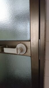 あきる野市 浴室錠故障解錠交換の作業写真3