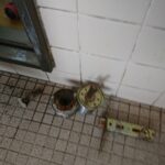 あきる野市 浴室錠故障解錠交換の作業写真2