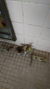 あきる野市 浴室錠故障解錠交換の作業写真2