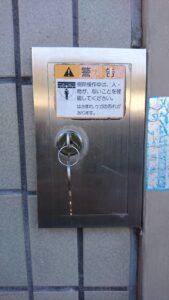 青梅市 シャッターキーBOXの鍵交換の作業写真2