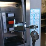 青梅市 シャッターキーBOXの鍵交換の作業写真1