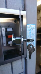 青梅市 シャッターキーBOXの鍵交換の作業写真1