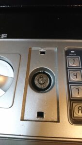 福生市 ホーム金庫解錠作業の写真3