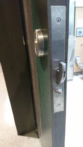 調布市 店舗トイレの立て付け調整の作業写真2