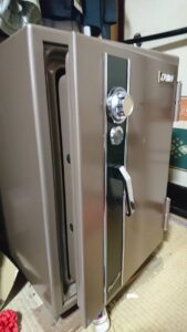小平市 金庫ダイヤル解錠の作業写真2