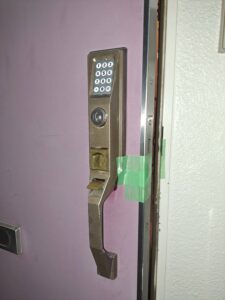 小平市 玄関ドア不具合解錠の作業写真2