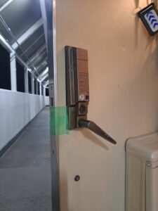 小平市 玄関ドア不具合解錠の作業写真1