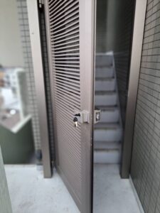 練馬区 屋上扉鍵交換の作業写真