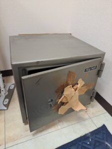 小平市 ホーム金庫故障解錠の作業写真