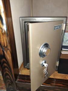 東大和市 家庭用ホーム金庫ダイヤル解錠の作業写真2
