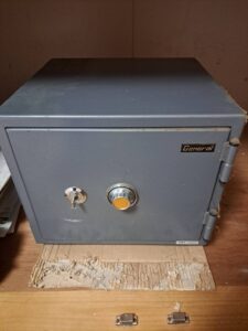 日野市 ホーム金庫ダイヤル解錠の作業写真1