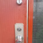 日野市 玄関鍵取り付けの作業写真1