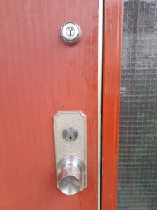 日野市 玄関鍵取り付けの作業写真1