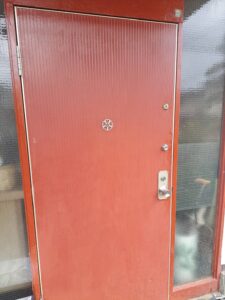 日野市 玄関鍵取り付けの作業写真2
